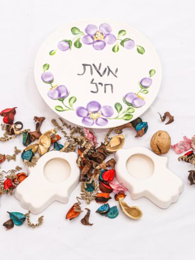 צלחת בעבודת יד "אשת חיל" ושני פמוטים בצורת חמסה