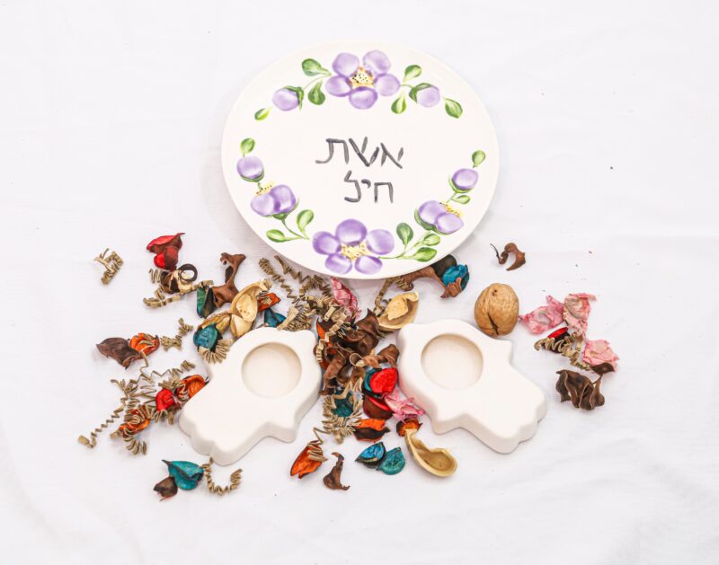 צלחת בעבודת יד "אשת חיל" ושני פמוטים בצורת חמסה