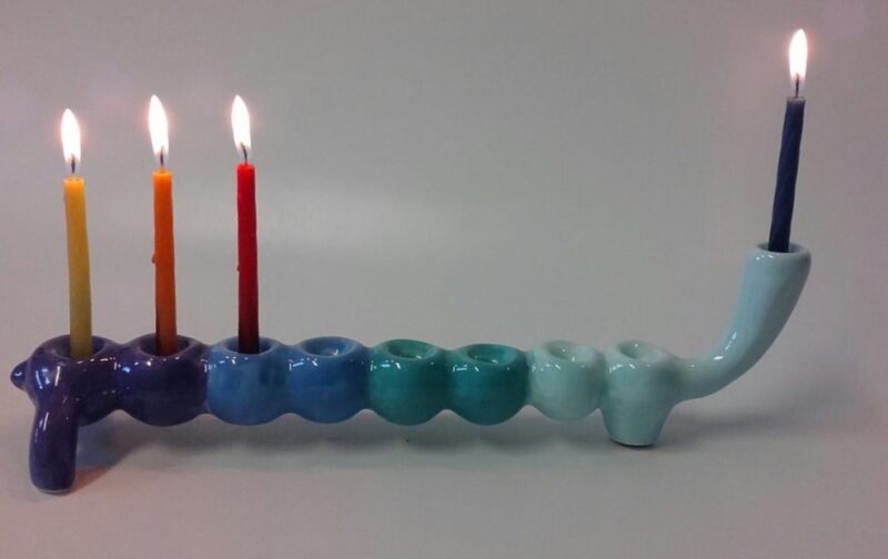 חנוכיית קרמיקה בעבודת יד בצורת זחל